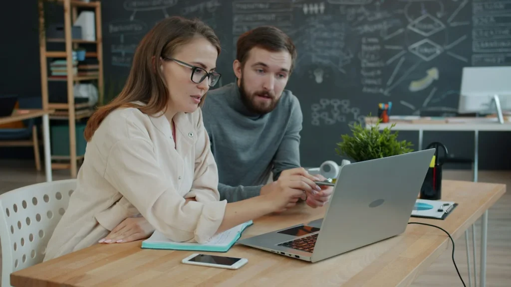 Cara Customer Service Menyelesaikan Masalah