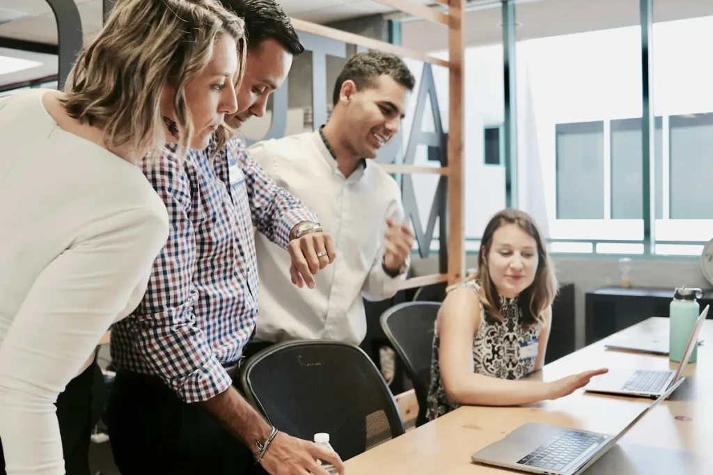 Apa Saja Perbedaan Customer Success dan Customer Service?