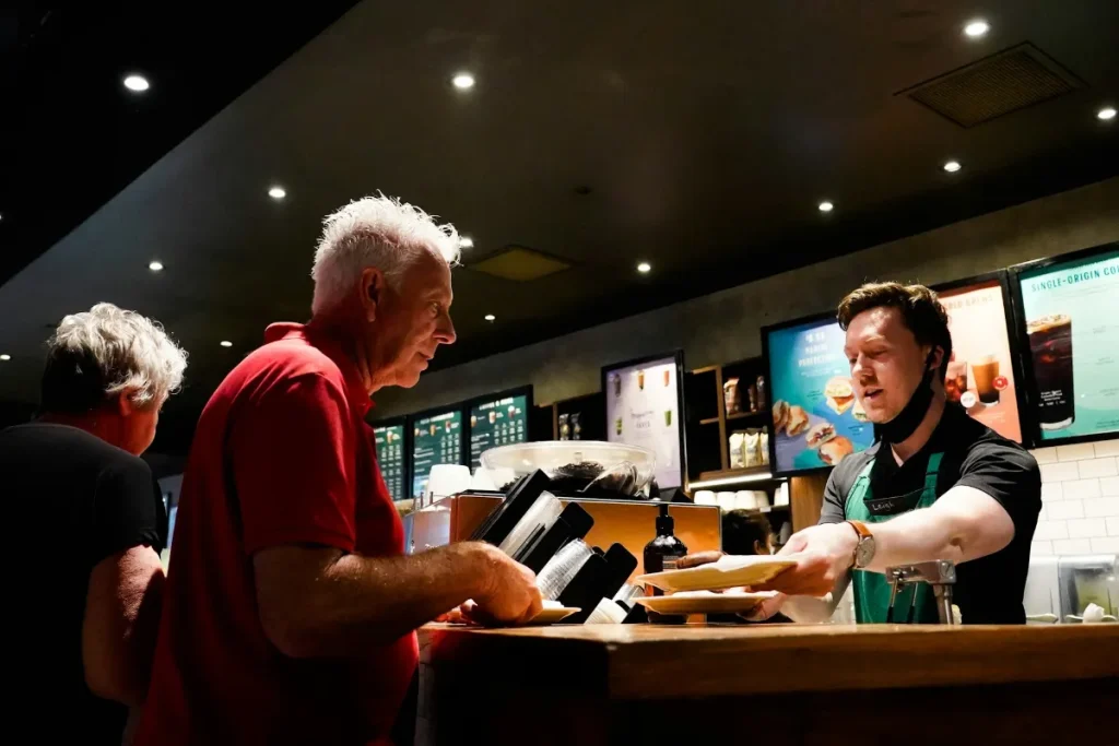 Bagaimana Perbandingan Customer Service vs Customer Experience