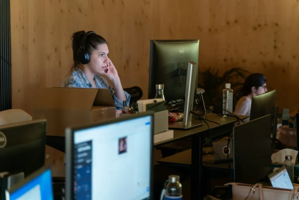 Studi Kasus Customer Service Representative di Industri atau Perusahaan