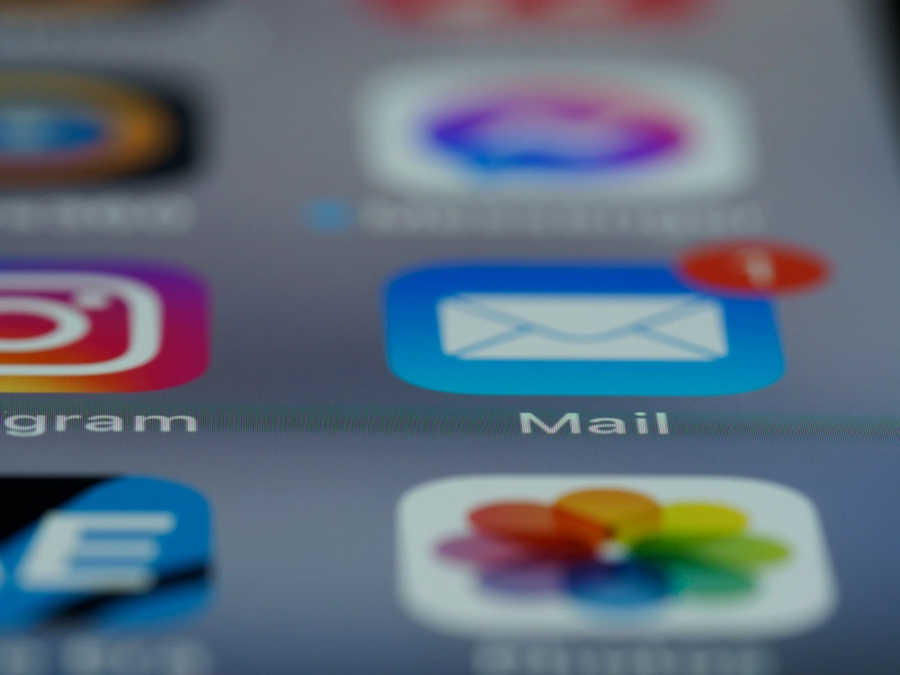 Perbandingan dengan WhatsApp, Mana yang Lebih Cocok untuk Bisnis Anda