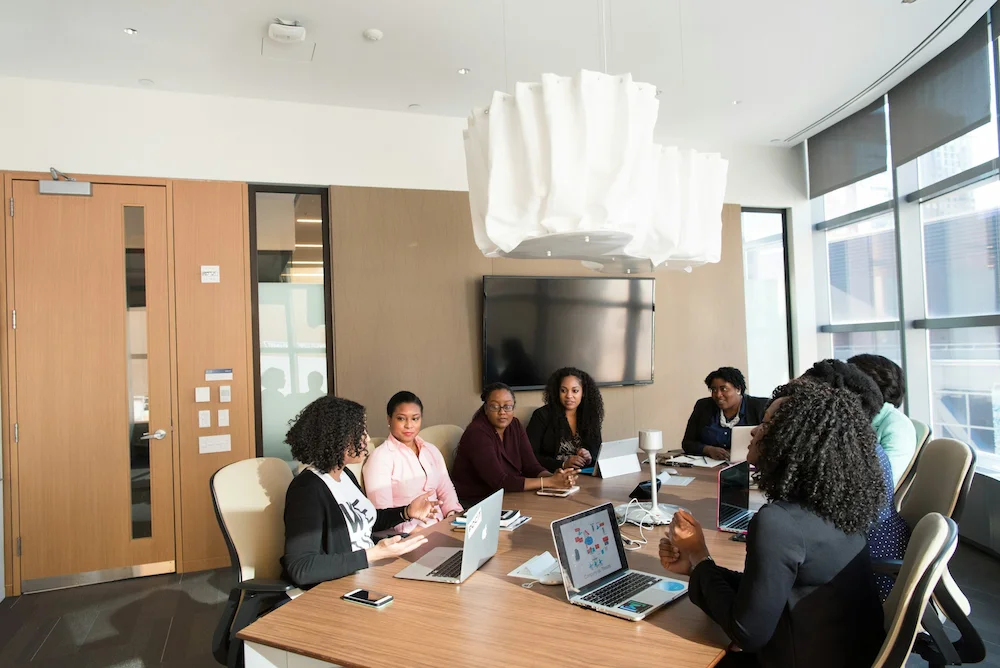 Kapan Bisnis Anda Butuh Customer Retention Canvasser, Officer, atau Keduanya